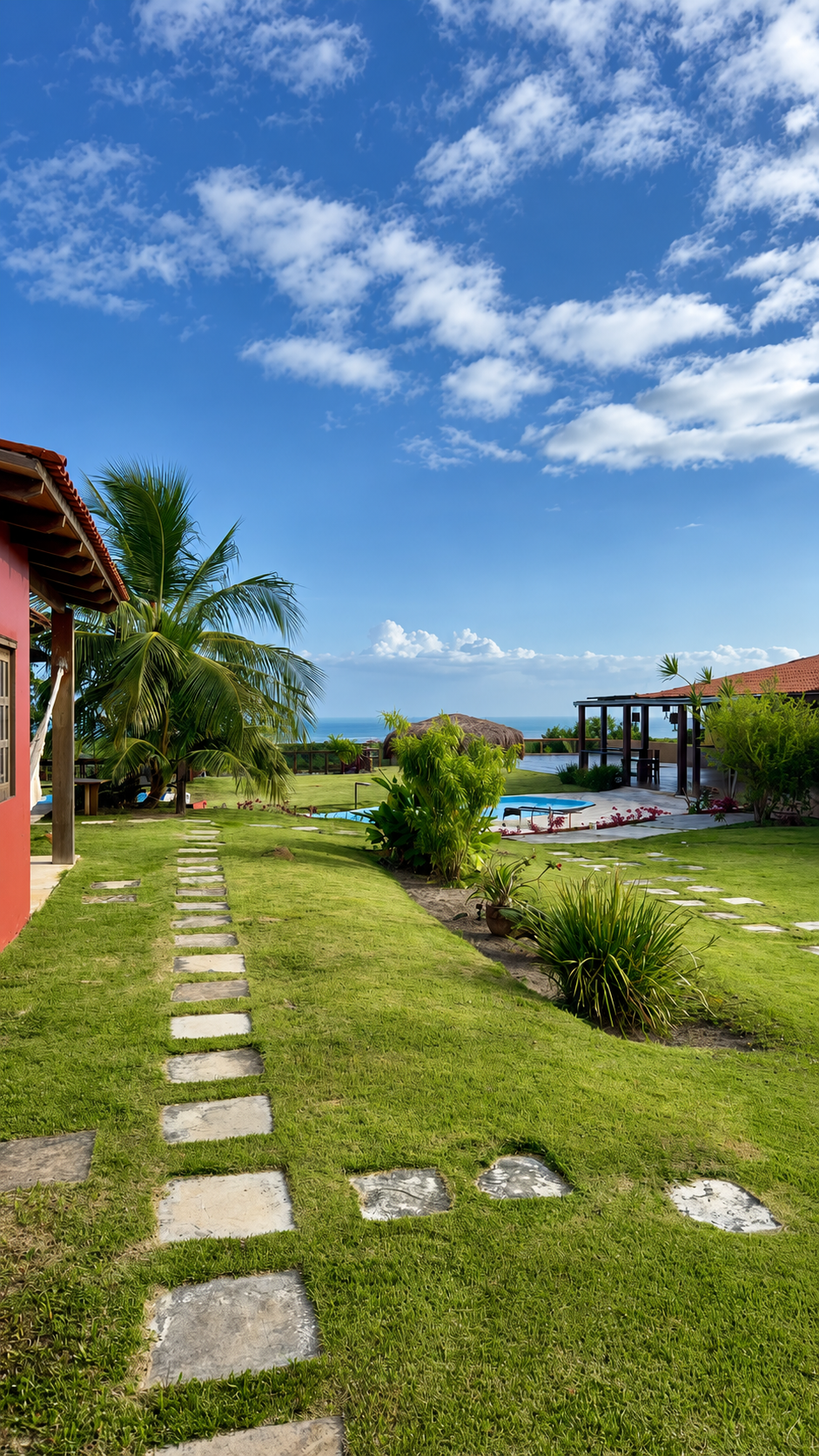 Jardins, piscina e vista para o mar