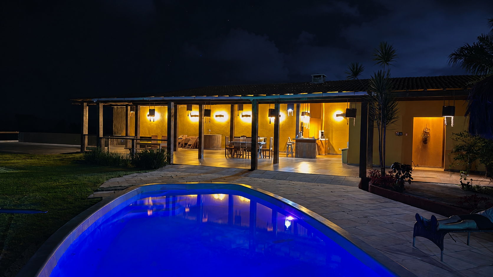 Piscina e área de convivência