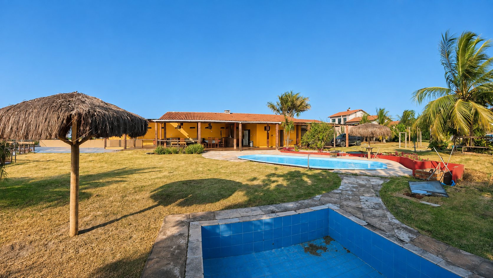 Piscinas e gramado ao sol